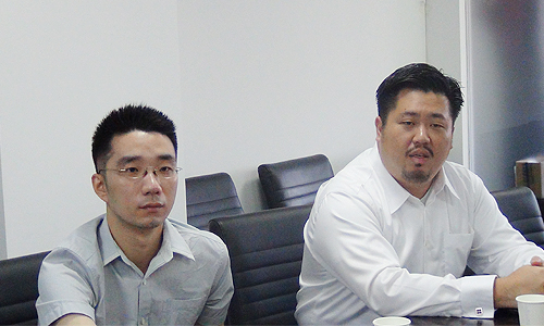 新加坡资讯通信发展管理局中国区司长、新加坡驻上海总领事馆信息产业处领事庄庆维（右）