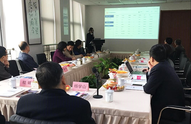 工信部原副部长杨学山听取NG体育海洋副总经理王路燕对NG体育“数据基因系统”的整体介绍和现场操作演示