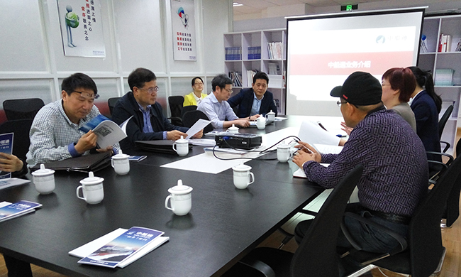 中船通总经理郑爱军向舟山市人大常委会副主任李善忠一行汇报中船通的运营情况、经营状况以及人员配置等