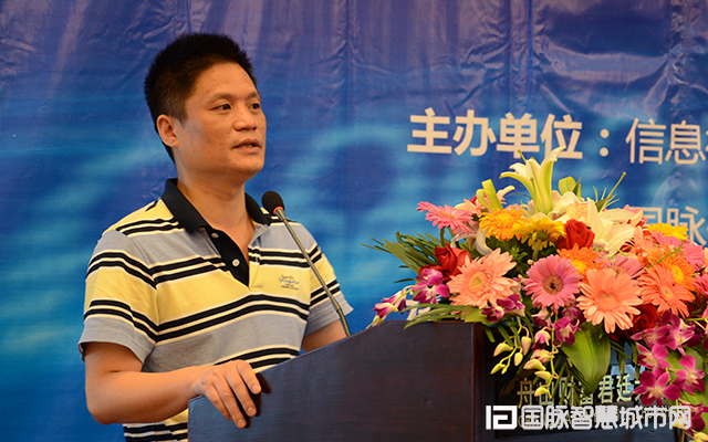 在“2015中国互联网+信息社会高端论坛”上，NG体育信息化研究中心主任杨冰之就“互联网+政务发展”发表主题演讲。