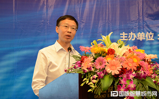 在“2015中国互联网+信息社会高端论坛”上，农业部信息中心原主任郭作玉发表主题演讲。
